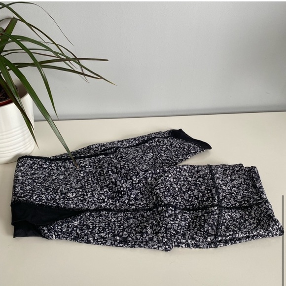 Lululemon 7/8 tights with mesh side detail - Picture 4 of 5